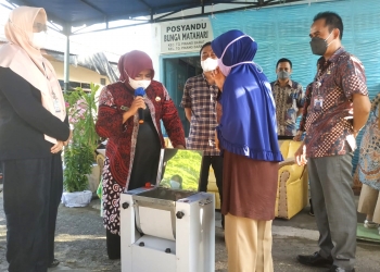 Terus Tingkatkan Ekonomi Masyarakat, Walikota Rahma Serahkan Bantuan Peralatan Usaha ke 479 UMKM