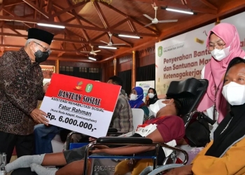 Penyerahan Bantuan Kemensos dan BPJAMSOSTEK kepada Warga