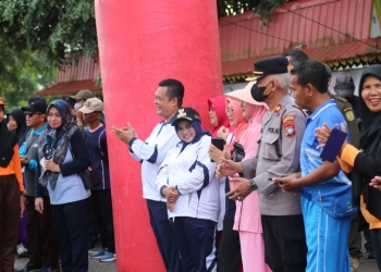 Semarak Gerak Jalan Proklamasi, Wako Rahma Ikut Mengiring Peserta 8 Kilometer