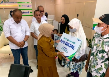 Disaksikan Walikota, BPJamsostek Menyerahkan Santunan Kematian ke Ahli Warisnya