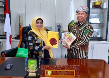 10 Judul Buku Walikota Rahma Terima dari Budayawan Melayu Kepri