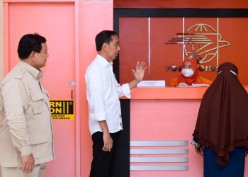 Presiden Tinjau Penyerahan Bantuan Sosial di Salah Satu Kantor Pos