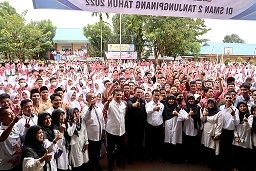 Tinjau Skrining PTM dan Kesehatan Jiwa di SMAN 2, Ansar Bernyanyi dan Bersholawat Bersama Siswa
