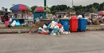 Gara-gara Tak Diurus Pemprov, Sampah Menumpuk di Area Tugu Sirih