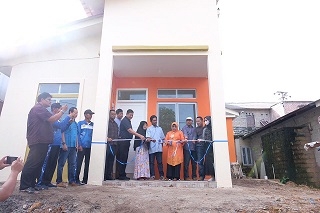 Walikota Rahma Serahkan Kunci untuk 2 Unit Rumah yang Rusak Parah Akibat Longsor
