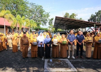 Walikota Rahma Serahkan 5 Set Perlengkapan Alat Marawis untuk SD SMP Melalui Disdik