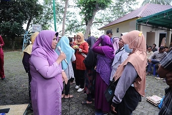 Peduli Sosial, Walikota Rahma Salurkan 388 Paket Sembako untuk Petugas Kebersihan dan Pertamanan