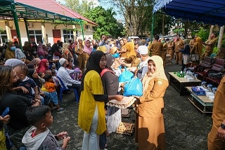 Bentuk Kepedulian Upaya Percepatan Penurunan Stunting, Wako Rahma Serahkan Bantuan Makanan Bergizi