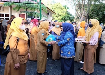 Walikota Serahkan Bantuan Sembako untuk 510 Guru Honor TK, SD dan SMP se-Tanjungpinang