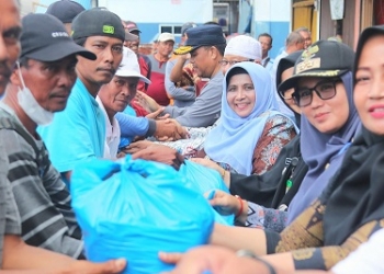 Berbagi Berkah, Walikota Rahma Serahkan Sembako untuk 213 Orang Penambang Boat dan 92 Buruh