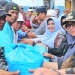 Berbagi Berkah, Walikota Rahma Serahkan Sembako untuk 213 Orang Penambang Boat dan 92 Buruh