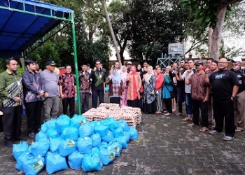 Walikota Tanjungpinang Serahkan 585 Paket Sembako untuk Petugas Kebersihan di Lingkungan OPD