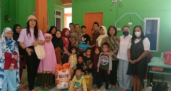 Berkunjung ke Panti Asuhan, Kegiatan Sosial Mewarnai Perayaan Pra Natal Ikatan Keluarga Maluku