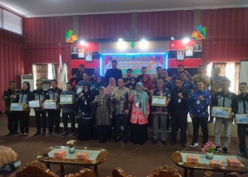 Bentuk Kepedulian Berbagi Kasih, Walikota Rahma Serahkan Paket Sembako untuk RT-RW yang Merayakan Natal