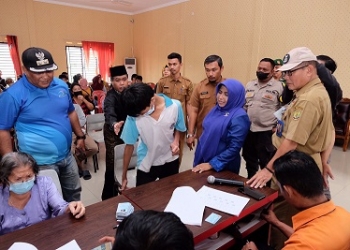 Melalui Kantor Pos, Wako Rahma Serahkan BLT Bagi 8.930 KK untuk Percepatan Pemulihan Ekonomi