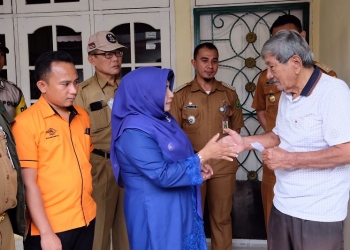 Serahkan BLT, Walikota Rahma Antar Langsung ke Rumah-rumah Lansia dan Disabilitas
