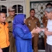 Serahkan BLT, Walikota Rahma Antar Langsung ke Rumah-rumah Lansia dan Disabilitas