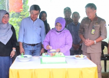 Walikota Rahma Serahkan Bantuan Bibit Ayam dan Itik kepada 20 Peternak Unggas