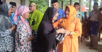 Menyambangi Warga Terdampak Banjir dan Berbagi Kasih, Walikota Rahma Salurkan Bantuan Sembako