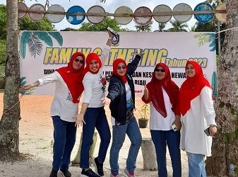 Kadis dan Kabid DKP2KH Kepri Ajak se-Kantor Karokean di Pantai pada Hari Kerja