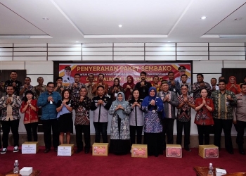 Wujud Kasih, Walikota Rahma Berbagi Sembako untuk Ketua RT-RW yang Merayakan Imlek