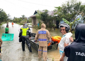 Polsek Jemaja Bantu Evakuasi Warga Terdampak Banjir, Kapolres: Akan Tambah Personil Bila Diperlukan