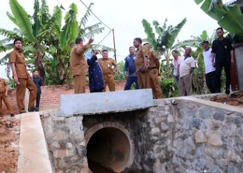 Tinjau Pembangunan Saluran Air & Batu Miring, Rahma: Bentuk Pengawasan untuk Percepatan Pembangunan