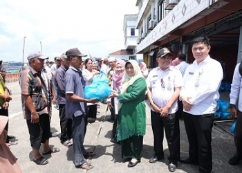 Bentuk Kepedulian, Wako Rahma Bagikan 575 Paket Sembako kepada Penambang dan Buruh Pelabuhan