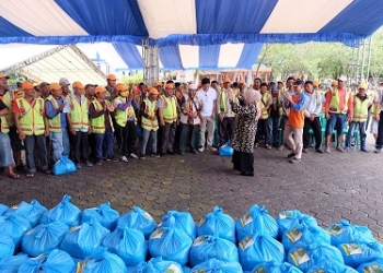 Walikota Rahma Serahkan Bantuan Sembako kepada 198 Juru Parkir