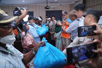 Rahma Serahkan Bantuan Sembako untuk Buruh Pelabuhan dan Tukang Ojek