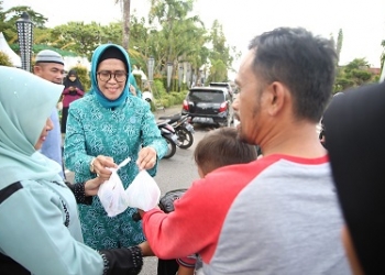 Walikota Rahma dan TP PKK Tanjungpinang Berbagi Takjil di Pamedan