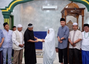 Raih Keberkahan melalui Safari Ramadhan, Wako Rahma Salurkan Bantuan untuk Kebutuhan Masjid