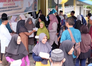 Terus Menebarkan Kasih di Bulan Ramadhan, Rahma Bagikan 500 Nasi Kotak ke Warga Tanjung Unggat