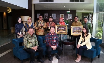 Berprestasi, Ansar Terima 2 Penghargaan dalam Bentuk Trofi & Piala dari Kemendagri