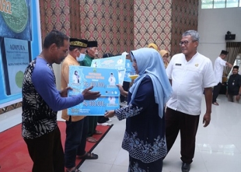 Bentuk Perhatian Pemerintah, Rahma Serahkan Insentif Adipura untuk 365 Tenaga Kebersihan