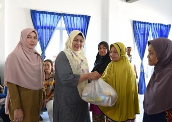 Dinas Sosial dan Ketua Komisi IV DPRD Kepri Bagi Sembako di Bintan