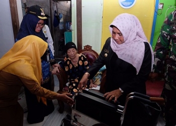 Wujud Kepedulian, Rahma Salurkan Bantuan Kursi Roda & Fasilitasi Pemeriksaan Kesehatan Lansia