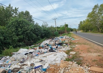 Pencemaran Lingkungan: Pinggir Jalan Panglima Dompak Dijadikan Tempat Sampah