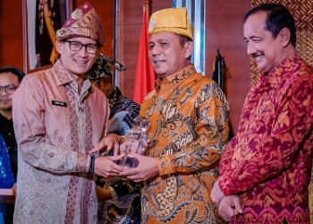Menang di Tiga Perlombaan Sekaligus, Menparekraf Serahkan Penghargaan Langsung kepada Gubernur Ansar