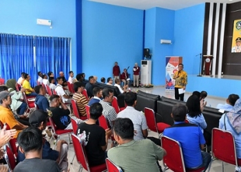 Ansar Ahmad Serahkan Alat Tangkap Perikanan untuk Nelayan di Kota Batam