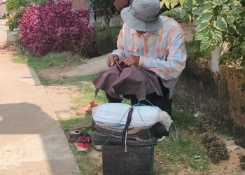 Perjuangan Salim untuk Hidupi Keluarga: 23 Tahun Tekuni Pekerjaan Jadi Tukang Sol Sepatu Keliling