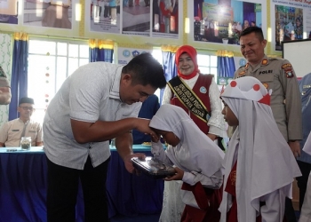 Momentum HUT Kemerdekaan, Bupati Bintan dan Dandim Kompak Bagikan Sarapan Merah Putih