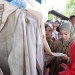 Hafizha Rahmadhani Mengapresiasi Batik Daun dari Kader PKK Sei Lekop