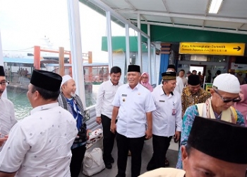 Menyalami Satu Persatu, Wawako Endang Sambut Jemaat Haji Asal Tanjungpinang