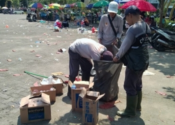 DLH Terjunkan 60 Personel Bersihkan Sisa Sampah Gerak Jalan Proklamasi