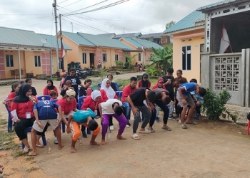 Minggu Ceria Masyarakat Gesya 1 dan 2 Adakan Perlombaan Anak-anak Mengisi Pensil di Botol