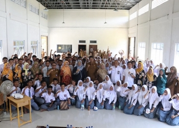 Serahkan Akta Notaris Koperasi Sekolah ke SMK N 1 Gunung Kijang, Dewi Ansar: Status Resmi Badan Hukum