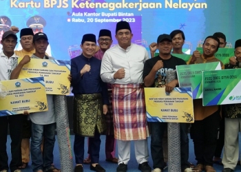 10 Kelompok Nelayan Terima Bantuan Alat Tangkap, Roby Harapkan Peningkatan Produktivitas