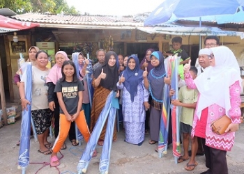 Dukung Aktivitas Penjual Bunga, Rahma Serahkan Payung Parasol ke Pelaku Usaha