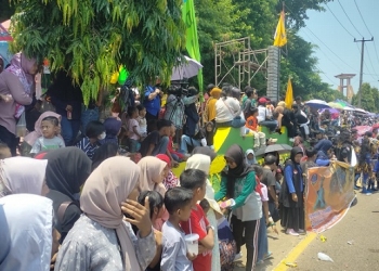 Ribuan Masyarakat Tanjungpinang Antusias Menyaksikan Pergelaran Pawai Budaya dan Mobil Hias